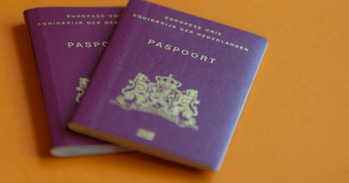 Twee paspoorten op een oranje achtergrond